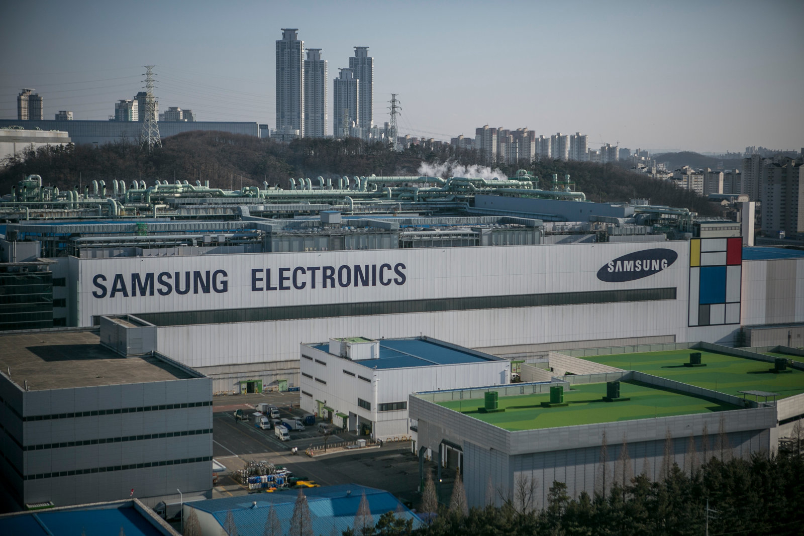 Samsung начала выпуск 10 нм процессоров по технологии FinFET второго поколения