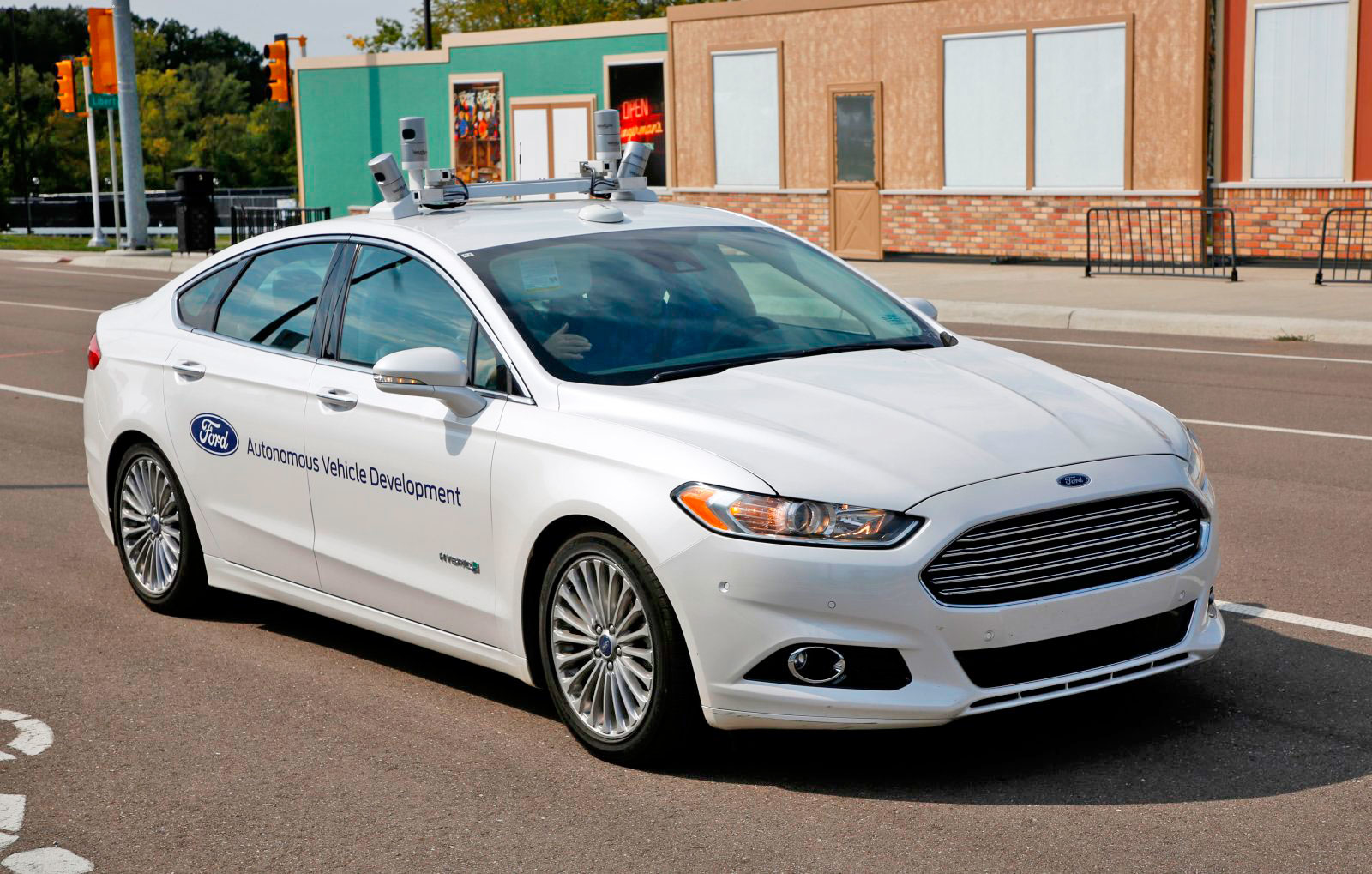 Ford считает, что беспилотные автомобили должны быть гибридами