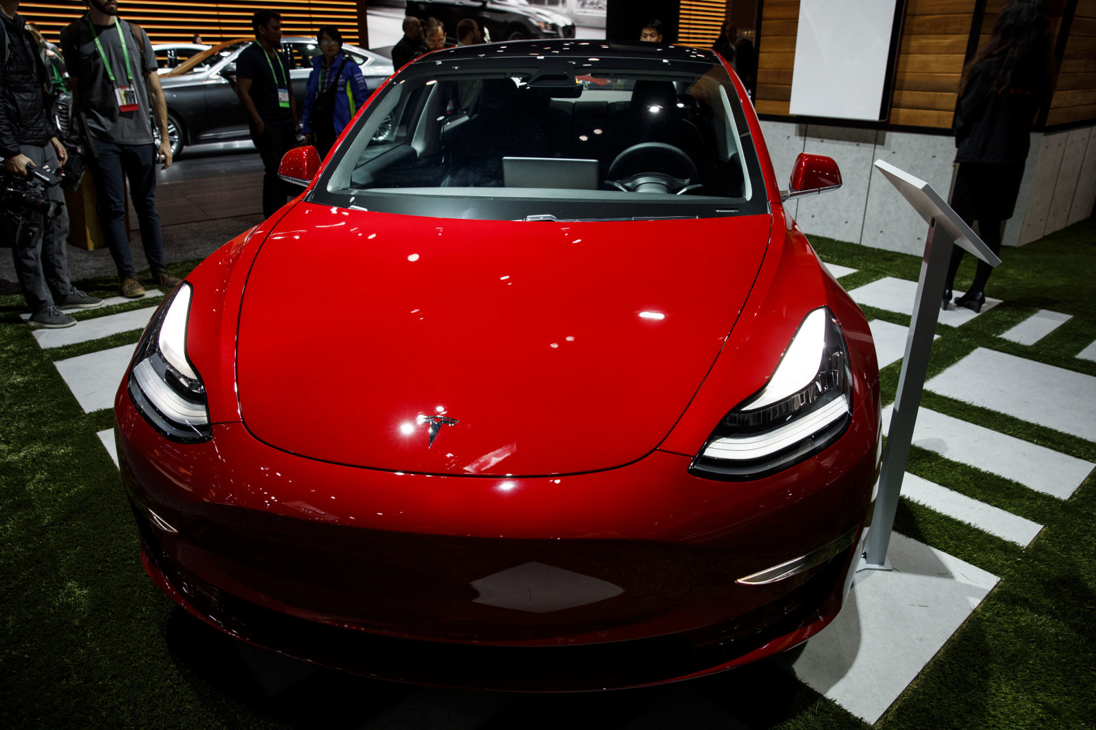 Tesla начинает поставлять автомобили Model 3 за пределы США