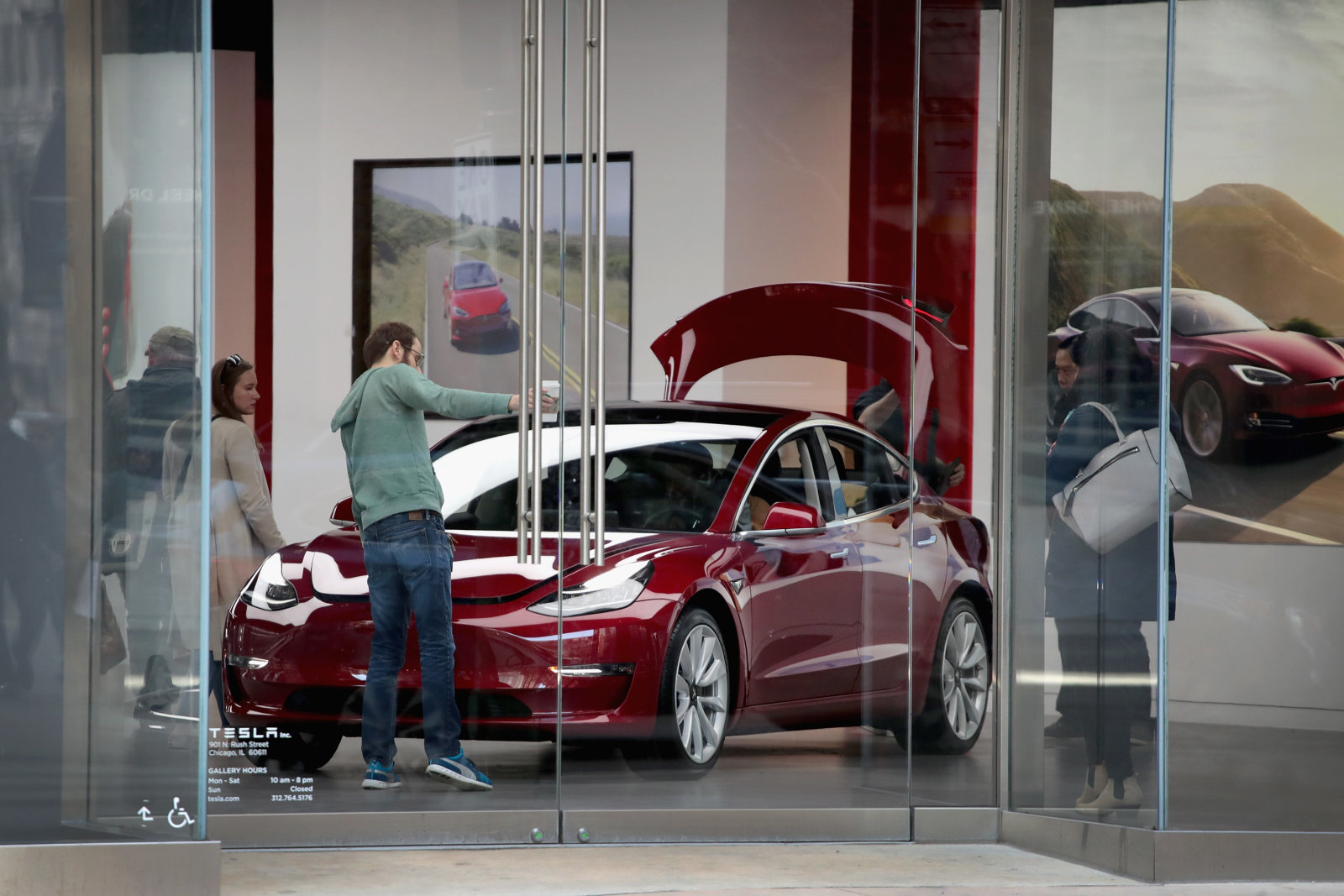 Выход электромобиля Tesla Model 3 на международный рынок отложен до середины 2019 года
