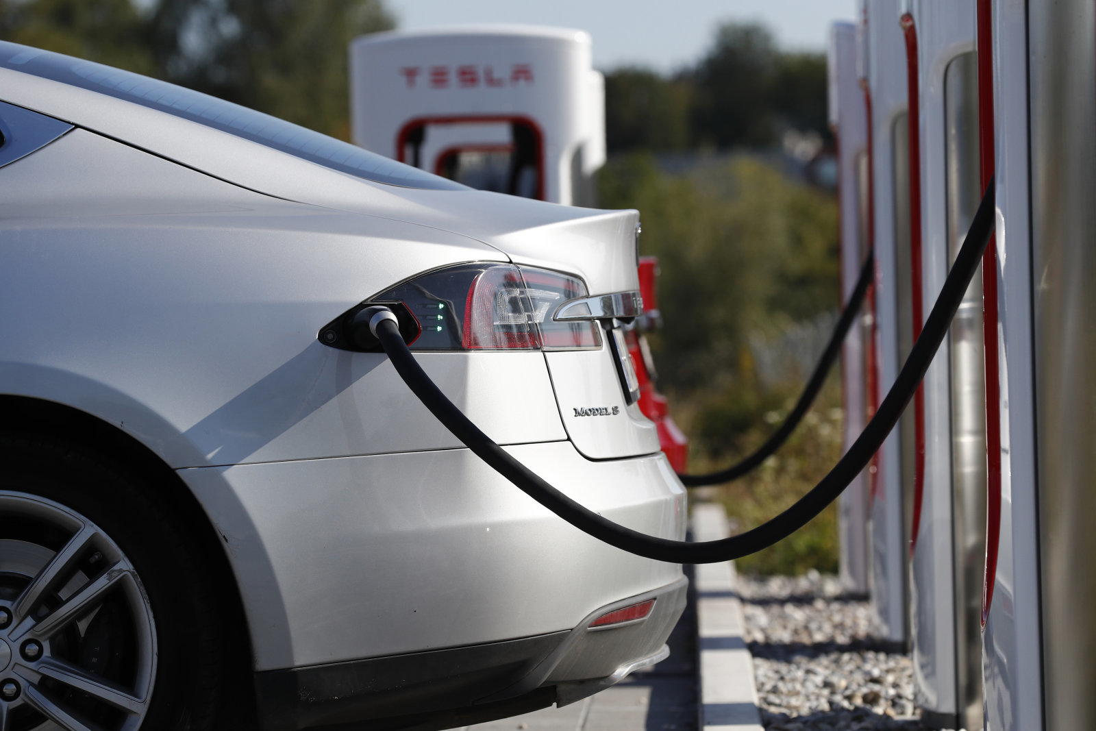 Владельцы электромобилей Tesla больше не смогут бесплатно заряжать свои авто