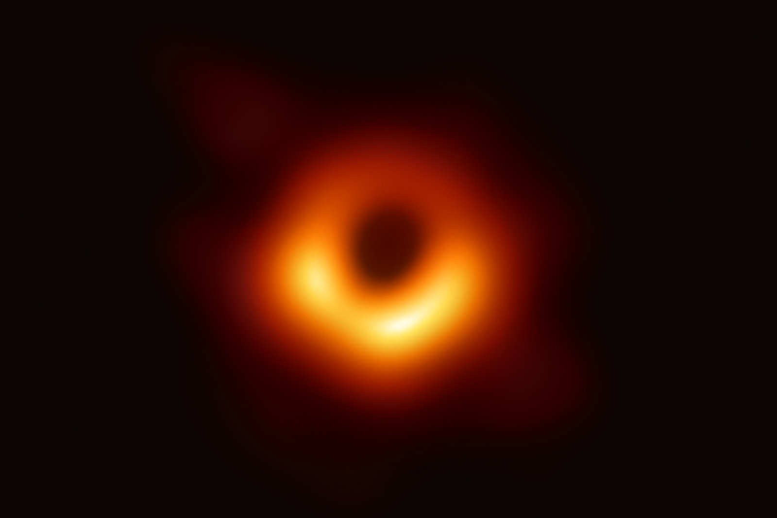Ученые впервые показали фотографию черной дыры