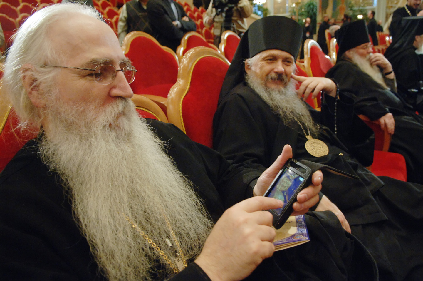 Патриарх посоветовал священникам не использовать интернет-сленг в своих блогах и соцсетях