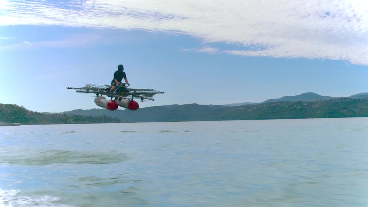 Летательный аппарат от соучредителя Google поднялся в воздух, правда летает пока только над водой