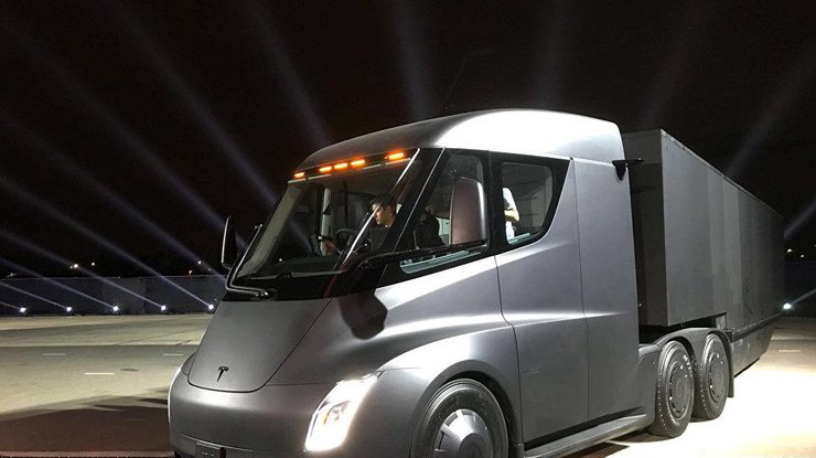 Электрические грузовики Tesla Semi решили приобрести еще две крупные компании