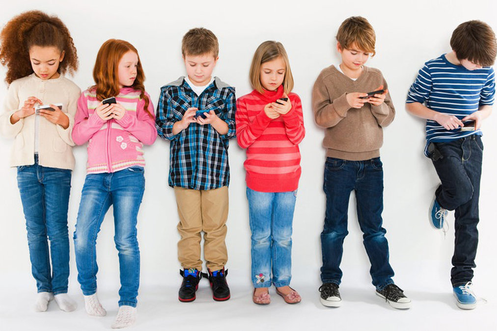 Во Франции скоро могут запретить детям пользоваться смартфонами в школах