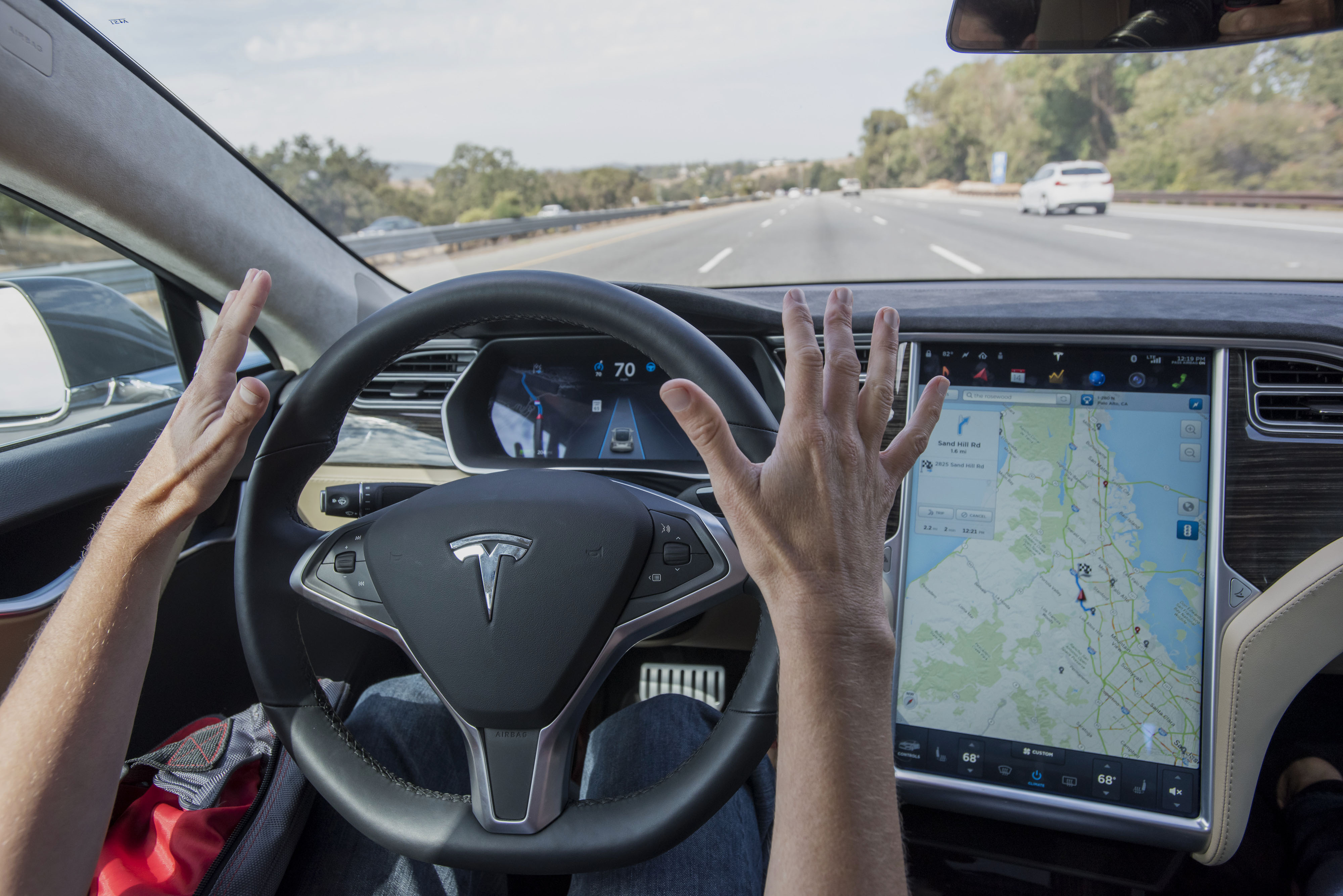 Пробную версию системы Autopilot Tesla будет предлагать бесплатно