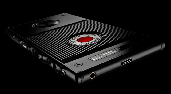 Смартфон Red Hydrogen One появится в продаже уже летом
