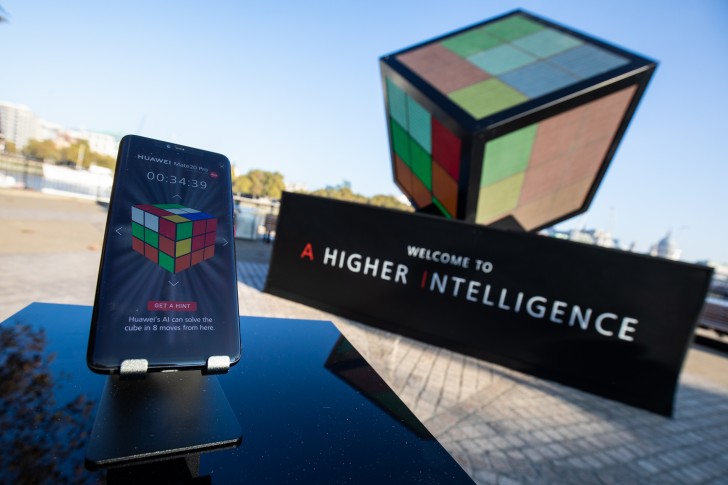 К началу продаж смартфонов Mate 20 и Mate 20 Pro Huawei построила гигантскую инсталляцию кубика Рубика