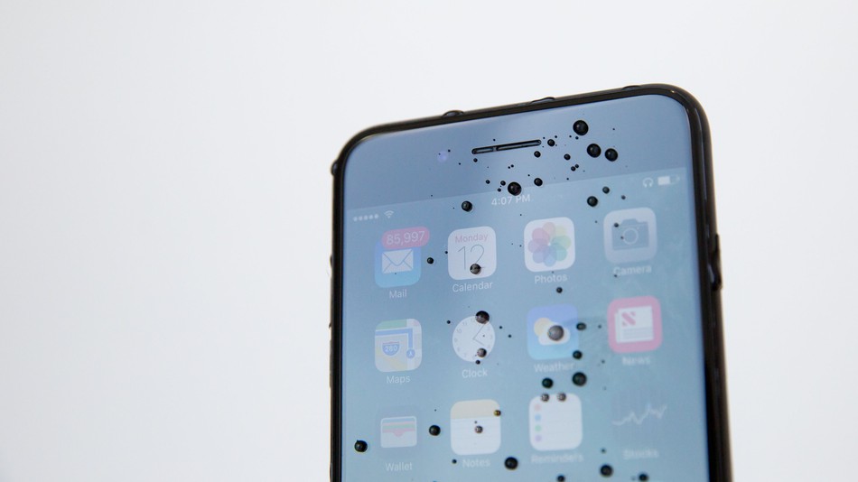Apple патентует способ извлечения воды из iPhone с помощью звука