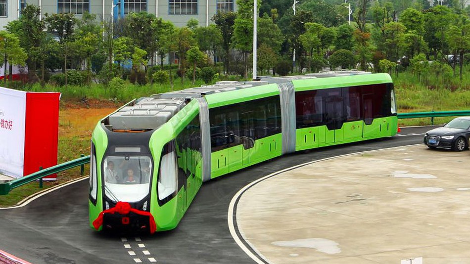 В Китае тестируется первый беспилотный автобус-трамвай, который ездит по «виртуальным рельсам»