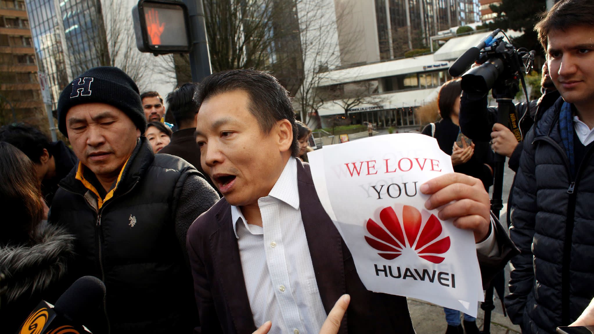 Китайские компании решили поддержать Huawei, бойкотируя продукцию Apple