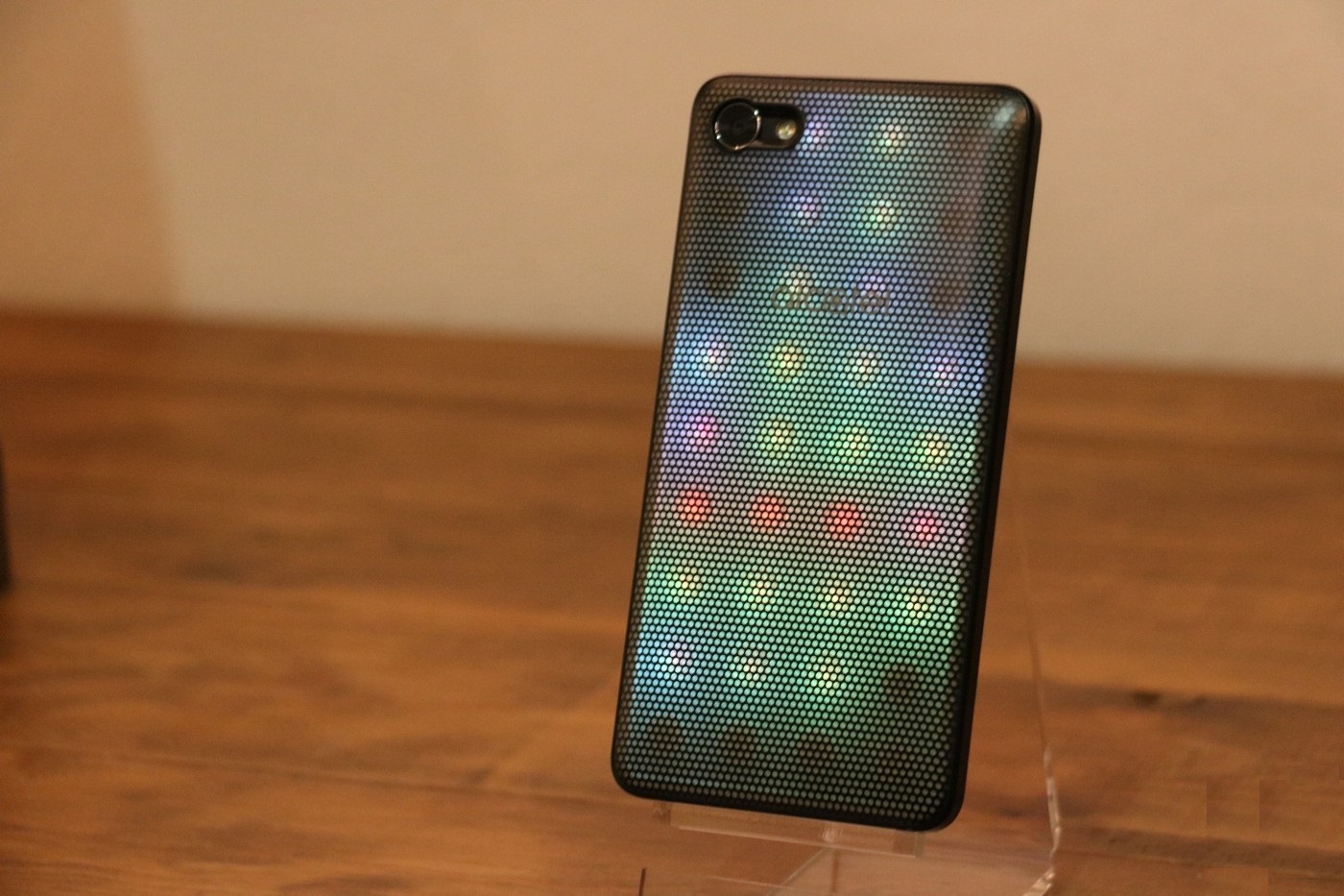 Смартфон Alcatel A5 LED оснащен светодиодной иллюминацией