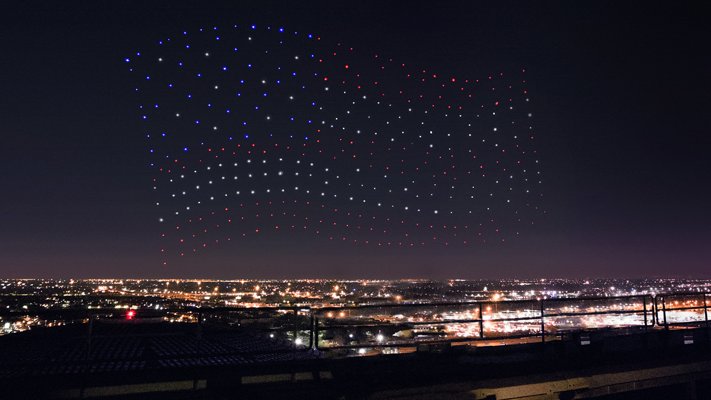 Intel продемонстрировала согласованный полет 300 дронов