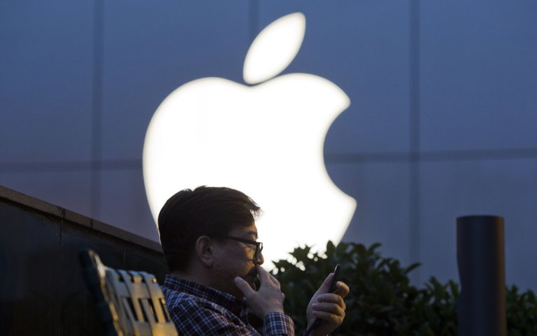 После признания Apple о том, что она действительно замедляет свои смартфоны, на компанию подано два иска в суд