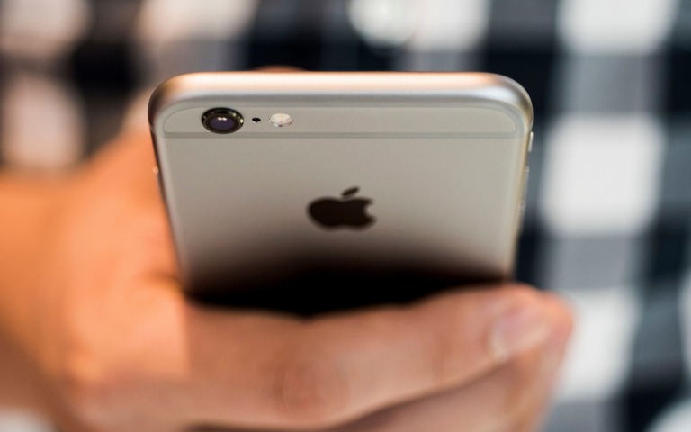 Apple извиняется за намеренное замедление старых iPhone и обещает снизить цены на замену аккумуляторов