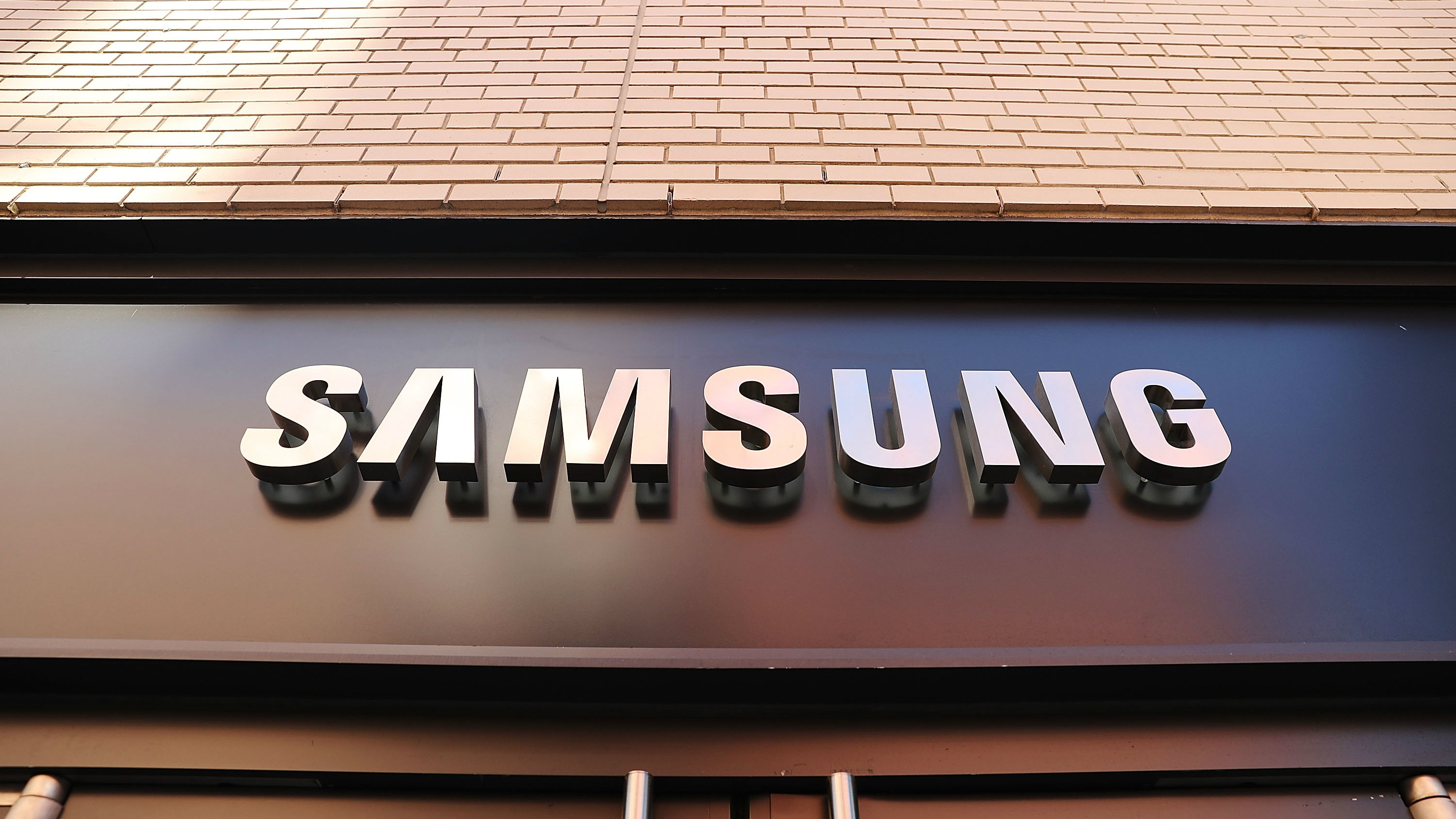 Черная полоса для Samsung никак не закончится, теперь стиральные машины…