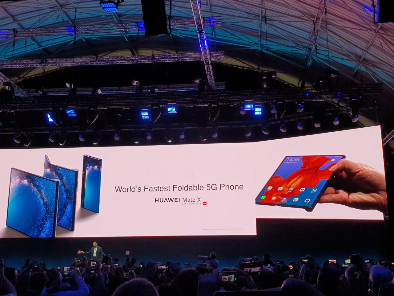 Huawei показала свой смартфон с гибким дисплеем Mate X