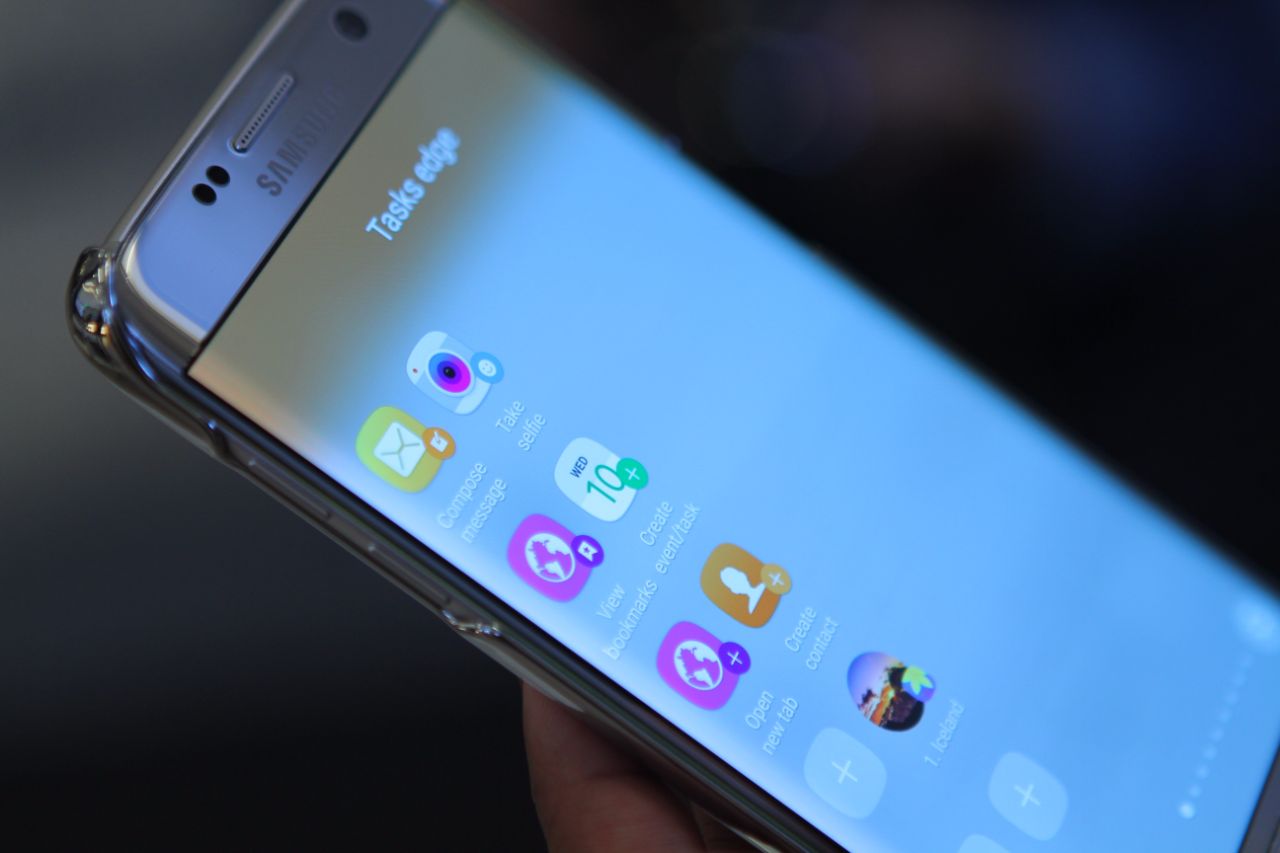 Смартфоны со складными AMOLED-дисплеями появятся не раньше 2019 года