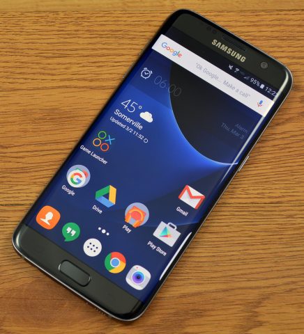 Самсунг выпустит дешевые мобильные телефоны Galaxy J3 Star и Galaxy J7 Star
