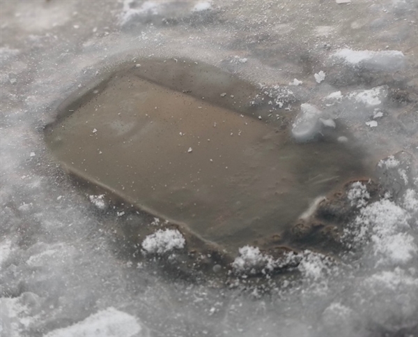 Huawei Mate 10 Pro продолжает работать, даже замороженный в озере