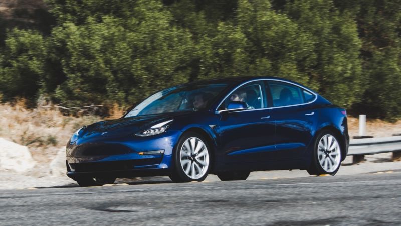 Заводы Tesla переходят на круглосуточный режим работы