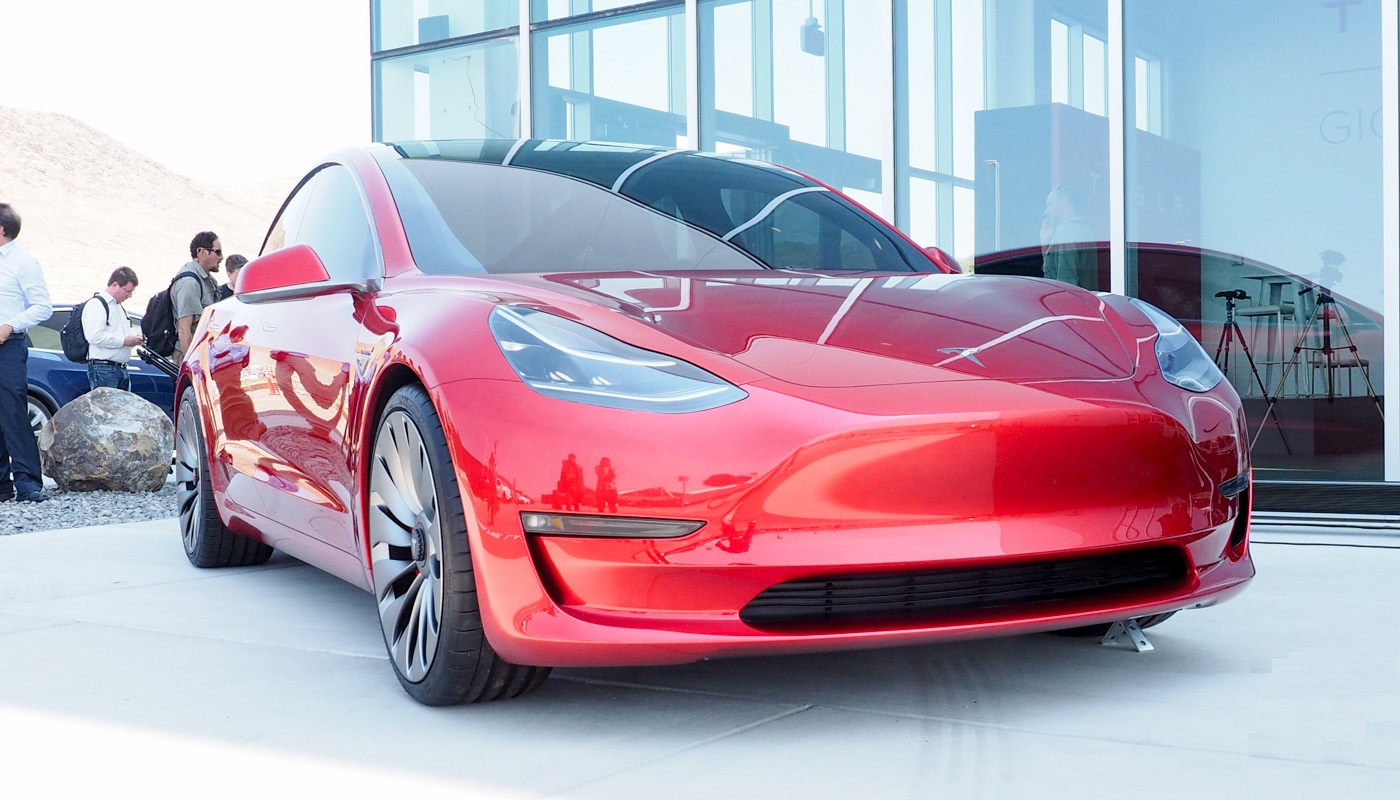 Первые 30 электромобилей Model 3 поступят заказчикам 28 июля