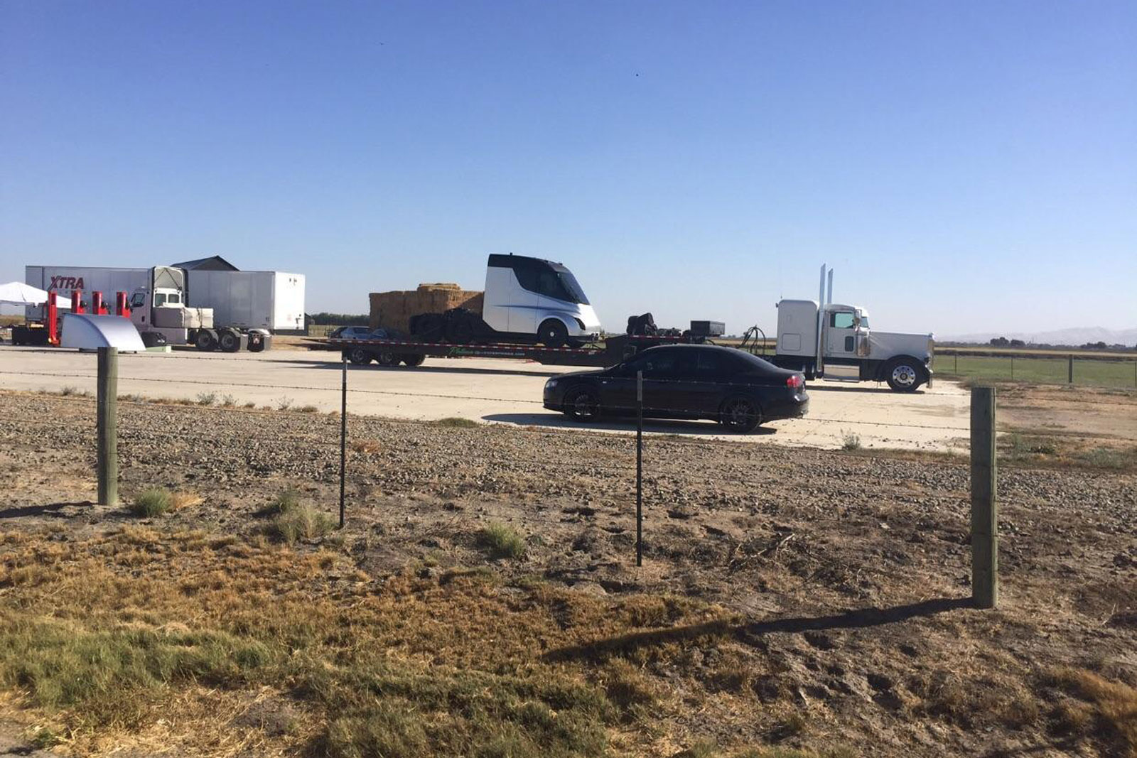 Пользователь запечатлел электрический грузовик Tesla Semi во время транспортировки