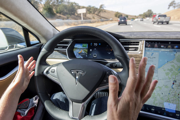 Пользователи жалуются на внезапное ускорение автомобилей Tesla