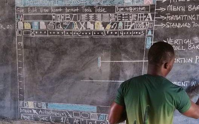 Microsoft пообещала подарить компьютер учителю информатики из маленькой африканской деревни, рисовавшему интерфейс Microsoft Word мелом на доске