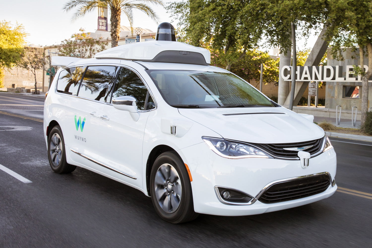 В США официально запущен сервис заказа беспилотных такси Waymo One