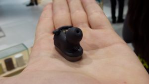 xperia_ear_in_the_hand